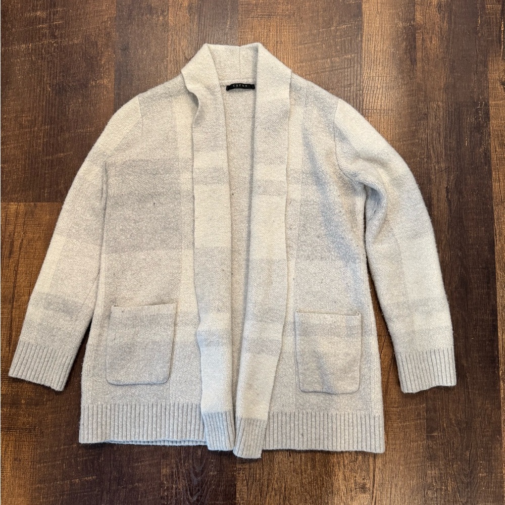 Cyrus women’s Cream and gray plaid Cardigan Sweater with pockets